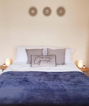 Sleeps 8 - 3 Bedroom Reading House with Parking, Garden, WiFi & Netflix by JDF Property